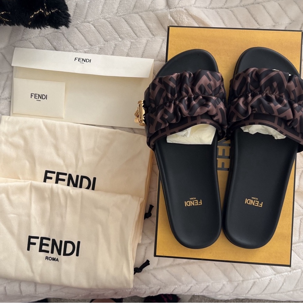 Fendi slides women’s US 7 Eur 37